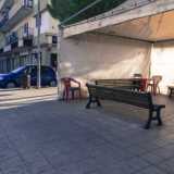 Su un marciapiede scorgiamo un gazebo con sedie e tavolini, punto di ritrovo per uomini e anziani del quartiere che spesso sfruttano lo spazio per giocare a carte